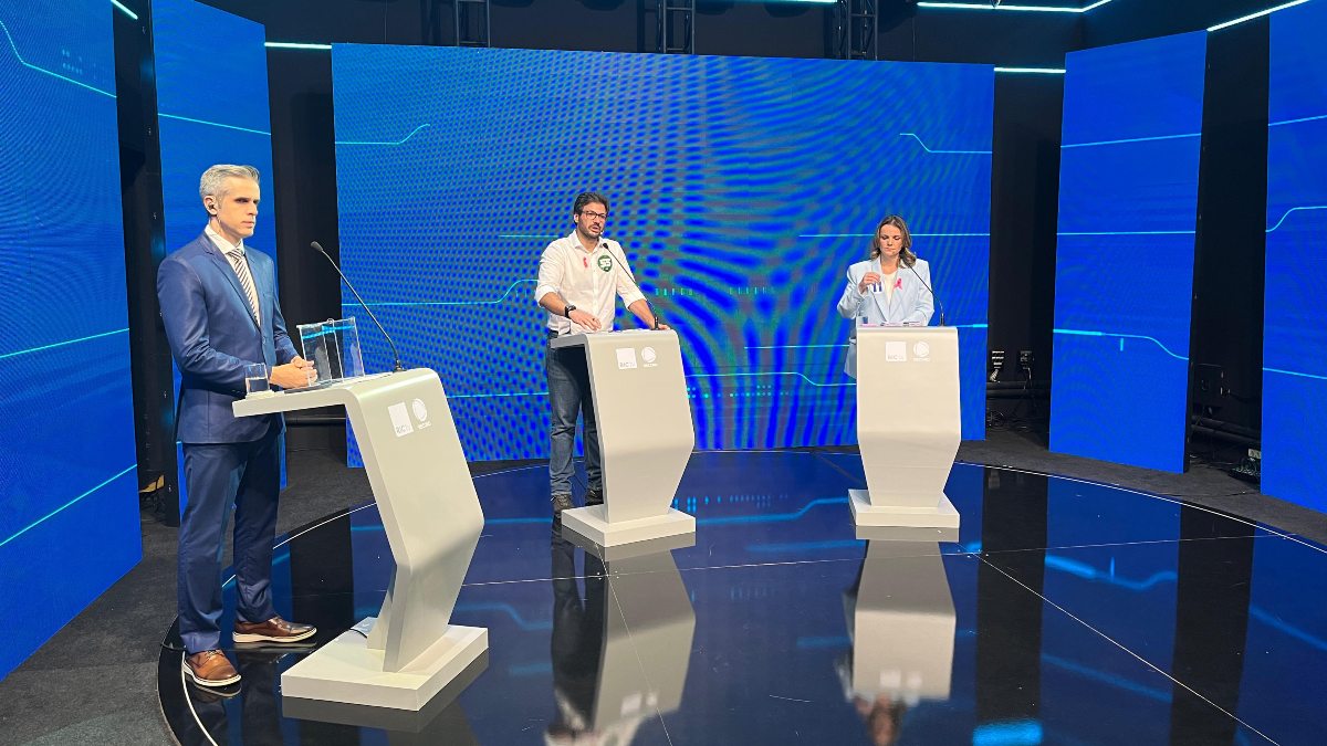 Debate da RICtv contou com mediação de Gustavo Parra