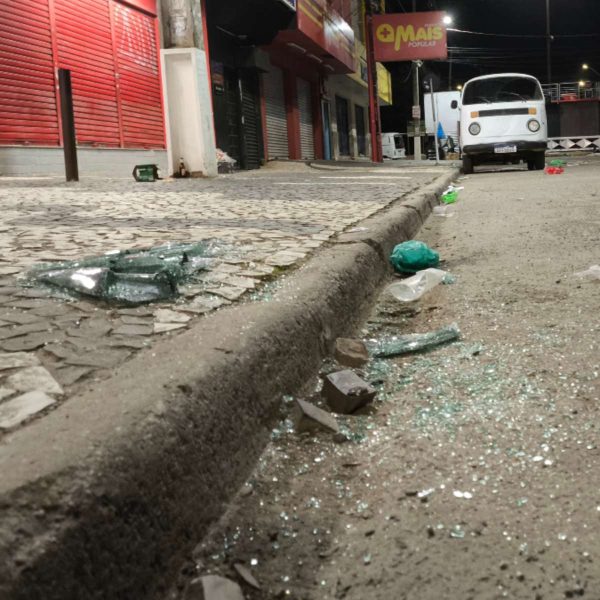 Carro é depredado durante comemoração das eleições em Almirante Tamandaré; vídeo