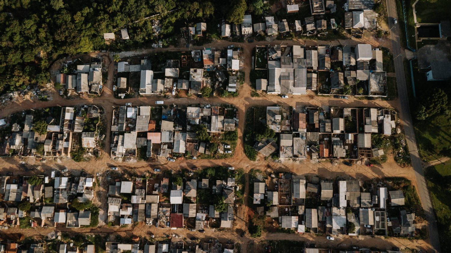 Ocupações irregulares e falta de moradias gera embates em debate de Curitiba