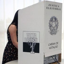 Uma das dúvidas mais frequentes para os eleitores que irão às urnas neste domingo (6), para escolher os prefeitos e vereadores dos 5.569 mil municípios brasileiros é a ordem de votação na urna. Diante disso, é importante que a eleitora e o eleitor tenham atenção para evitar erros na hora de votar. O Tribunal Superior Eleitoral (TSE) explica que, de acordo com a legislação eleitoral, o eleitor vota inicialmente para vereador e, em seguida, para prefeito.