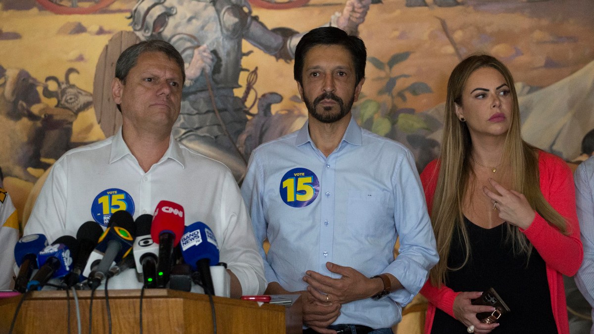 O governador de São Paulo, Tarcísio de Freitas (Republicanos), afirmou neste domingo (27), que a inteligência do Governo interceptou mensagens do Primeiro Comando da Capital (PCC) incentivando votos no candidato Guilherme Boulos (PSOL) à Prefeitura de São Paulo. Tarcísio não apresentou provas ou se aprofundou sobre o assunto. Em resposta, a campanha de Boulos entrou com ação de investigação judicial eleitoral para apurar abuso de poder político e uso indevido dos veículos de comunicação social pela manifestação do governador.