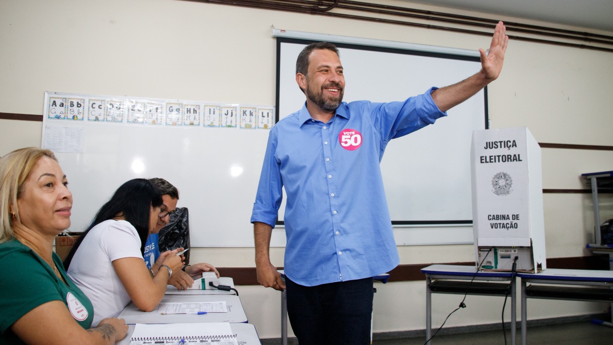 O governador de São Paulo, Tarcísio de Freitas (Republicanos), afirmou neste domingo (27), que a inteligência do Governo interceptou mensagens do Primeiro Comando da Capital (PCC) incentivando votos no candidato Guilherme Boulos (PSOL) à Prefeitura de São Paulo. Tarcísio não apresentou provas ou se aprofundou sobre o assunto. Em resposta, a campanha de Boulos entrou com ação de investigação judicial eleitoral para apurar abuso de poder político e uso indevido dos veículos de comunicação social pela manifestação do governador.