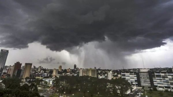 tAs fortes chuvas registradas na Região Oeste do Paraná causaram danos e provocaram o bloqueio de duas rodovias no início da tarde desta quinta-feira (24). A tempestade, acompanhada por fortes ventos, derrubou postes e árvores em diversas cidades da região.