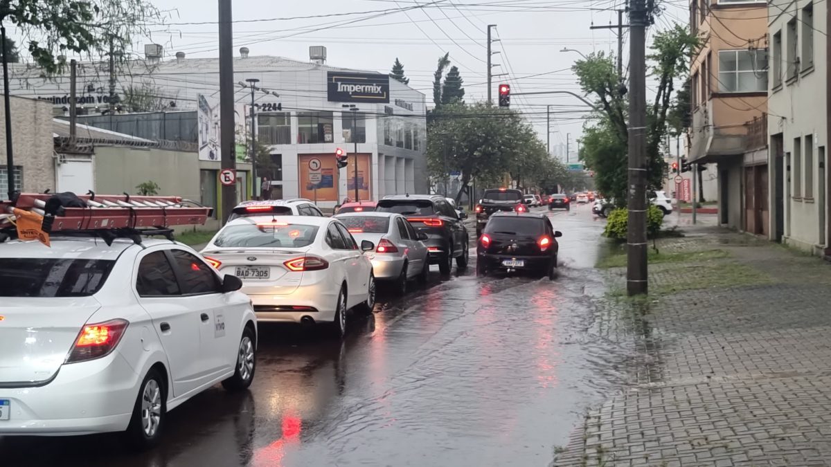 Temporal escurece o céu e transforma tarde em noite em Curitiba