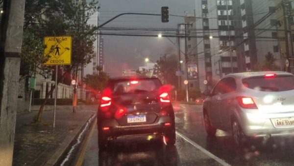 Frente fria traz temporal e rajadas de vento de até 90 km/h ao Paraná