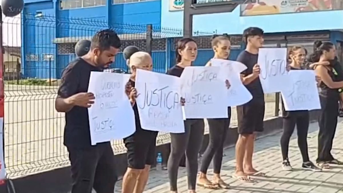 Familiares das vítimas de desabamento de mercado protestam no litoral do Paraná