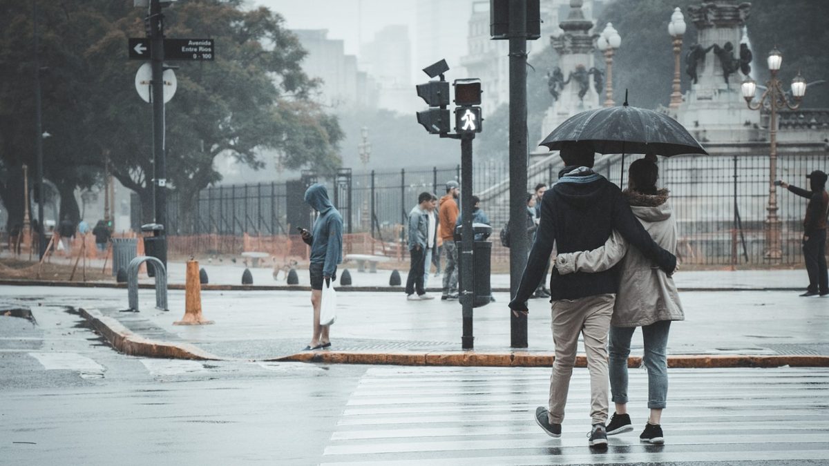 Temporal atinge o Paraná com rajadas de vento de 100 km/h e risco de granizo