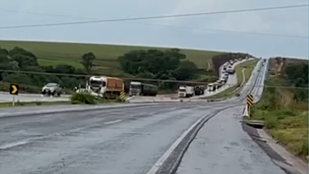 tAs fortes chuvas registradas na Região Oeste do Paraná causaram danos e provocaram o bloqueio de duas rodovias no início da tarde desta quinta-feira (24). A tempestade, acompanhada por fortes ventos, derrubou postes e árvores em diversas cidades da região.