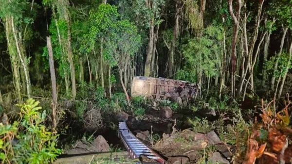 Um casal morreu em um grave acidente na PR-182, em Ampére, no sudoeste do Paraná, na noite de domingo (27). Conforme as primeiras informações do Batalhão de Polícia Rodoviária (BPRv) da Polícia Militar do Paraná (PMPR), o carro das vítimas foi atingido por uma caminhonete no momento em que acessava a rodovia, vindo de Santa Izabel do Oeste. Após a colisão, os dois veículos atravessaram o canteiro da rodovia, atingiram um outro veículo e caíram em uma ribanceira.