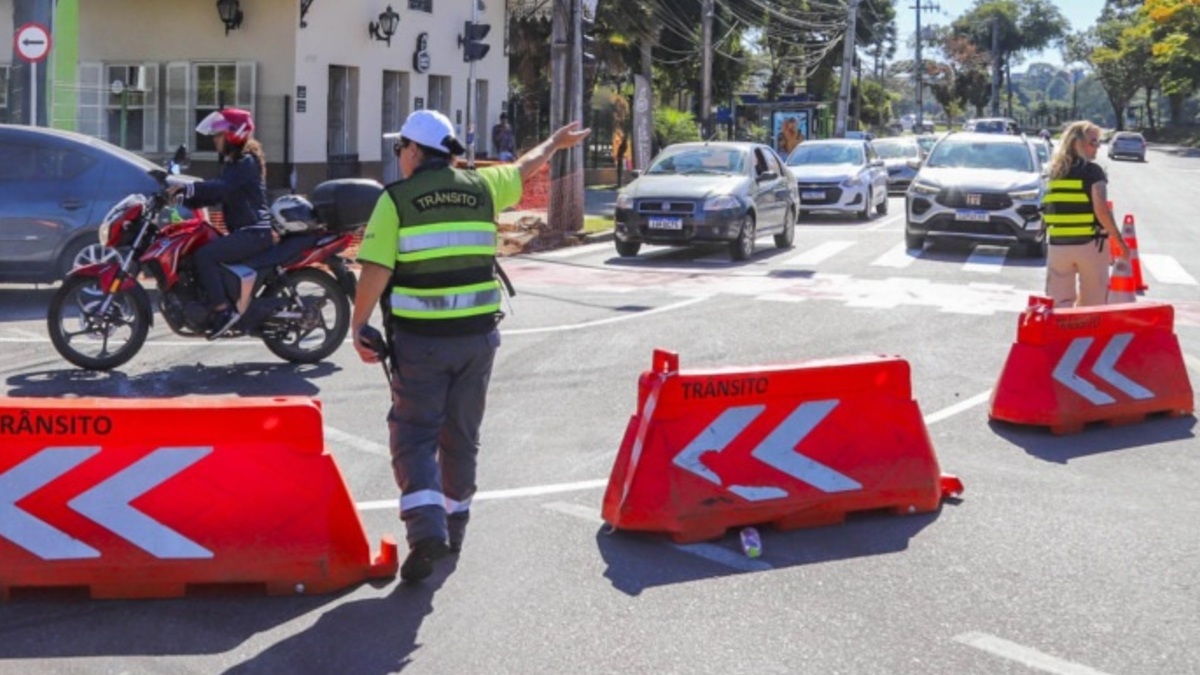 Guarda auxiliando as operações de trânsito