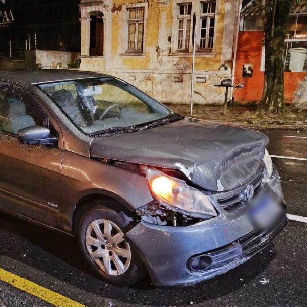 acidente carro invade calçadão tiradentes