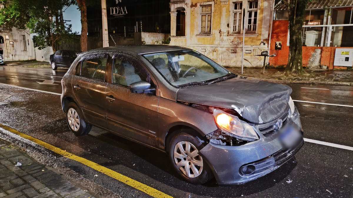 Universitária se envolve em acidente no bairro Batel e fica indignada