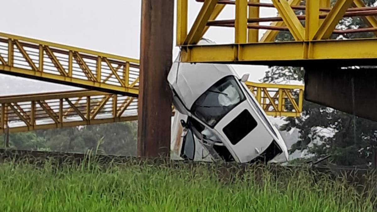 BMW fica 'em pé' após acidente em passarela na BR-376 