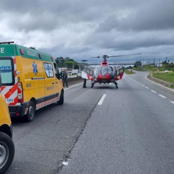 Chuva abre buraco na avenida Victor Ferreira do Amaral e interdita pista