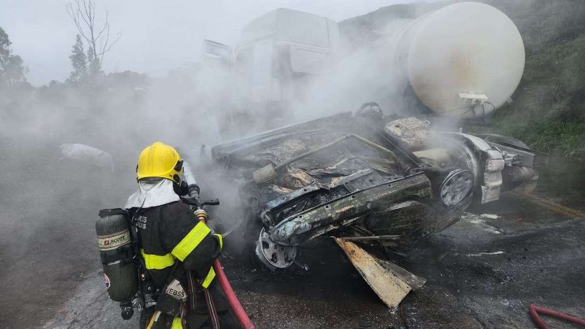 Acidente entre carro e caminhão deixa 2 mortos na BR-381; vítima morreu carbonizada