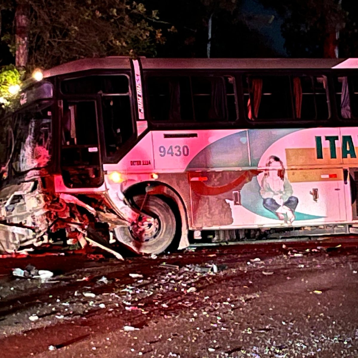 Vítimas de acidente entre carro e ônibus da Estrada da Ribeira são pai e filho