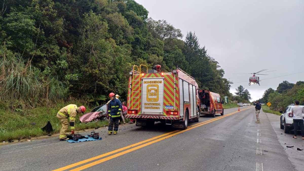 Acidente com 5 feridos bloqueia rodovia e mobiliza helicóptero em Colombo; vídeo