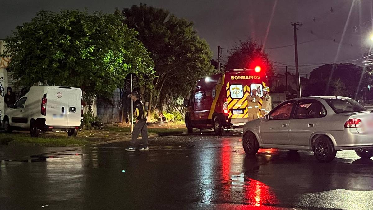 Acidente com carro de entregas aconteceu no bairro Rebouças, em Curitiba 