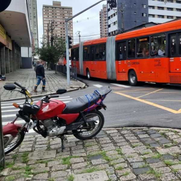 Engavetamento envolvendo sete veículos deixa duas pessoas feridas na PR-445