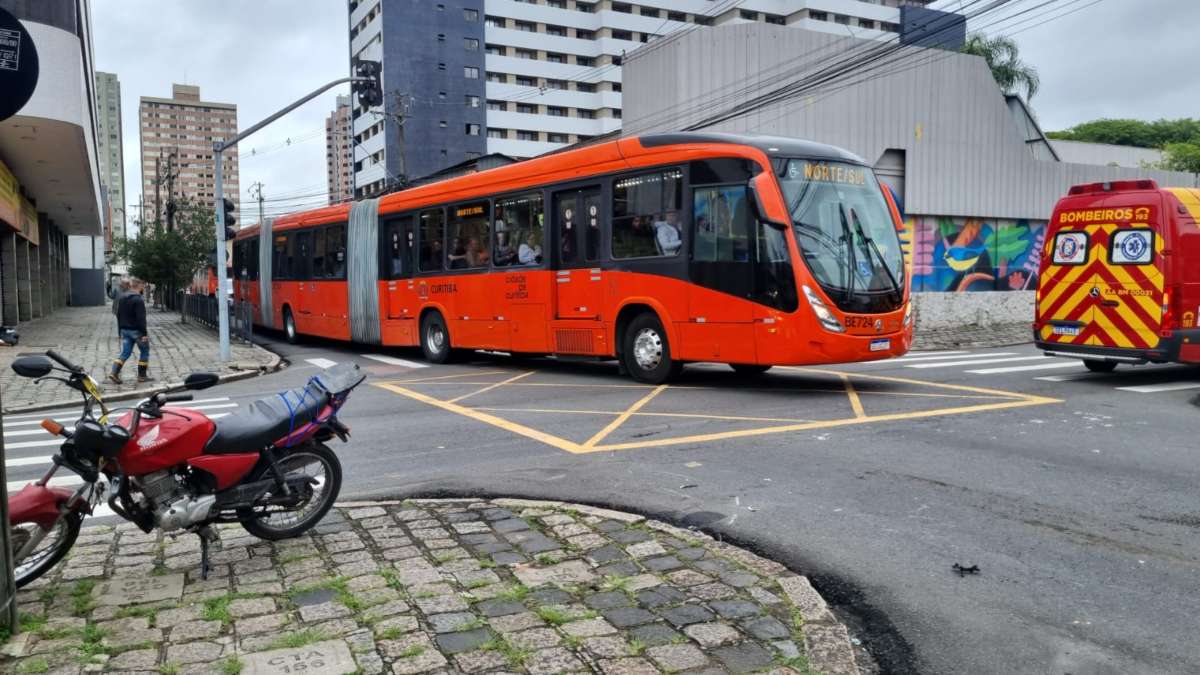 Acidente entre motocicleta e ônibus aconteceu na região central de Curitiba 