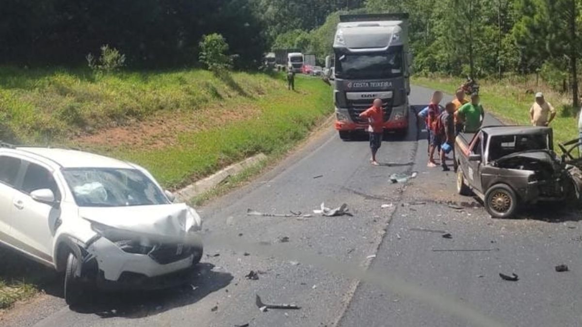 Acidente entre duas picapes na PR-160, no Paraná 