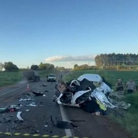 Acidente na PR-182 envolveu um carro e um caminhão