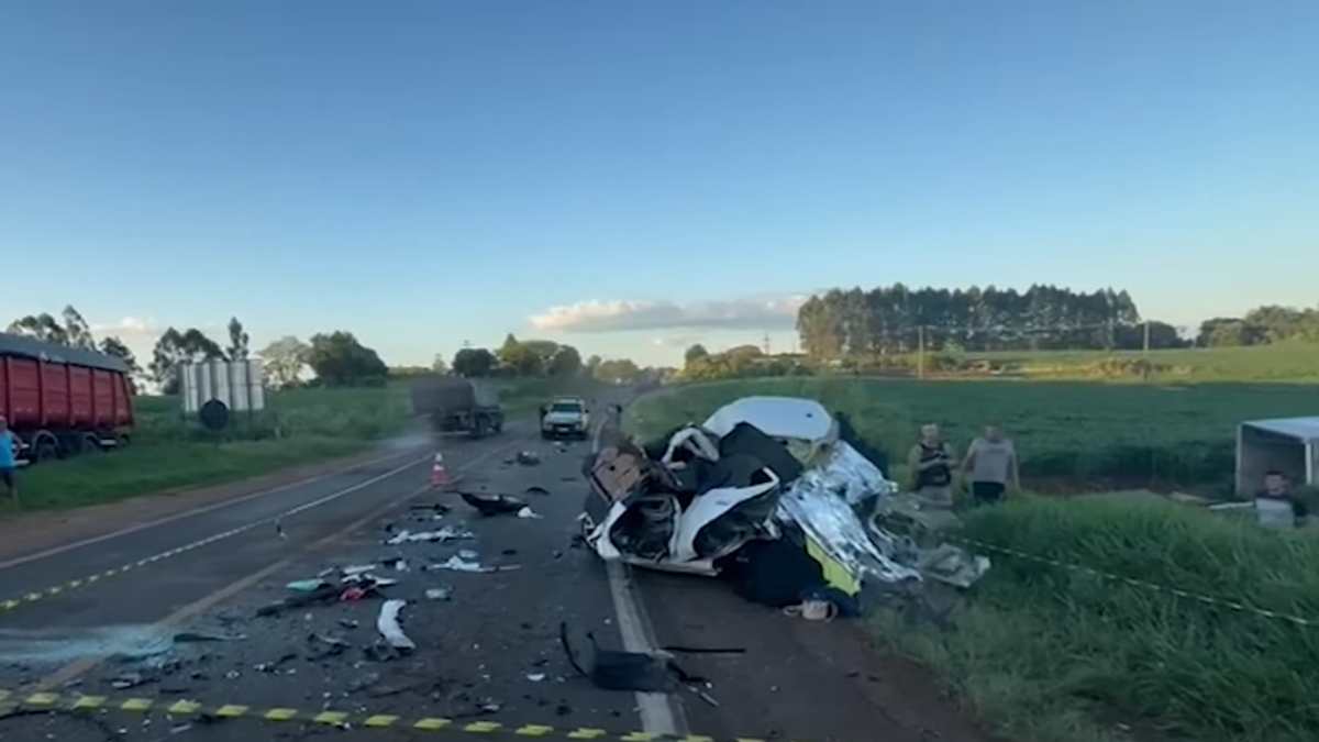 Acidente na PR-182 envolveu um carro e um caminhão 