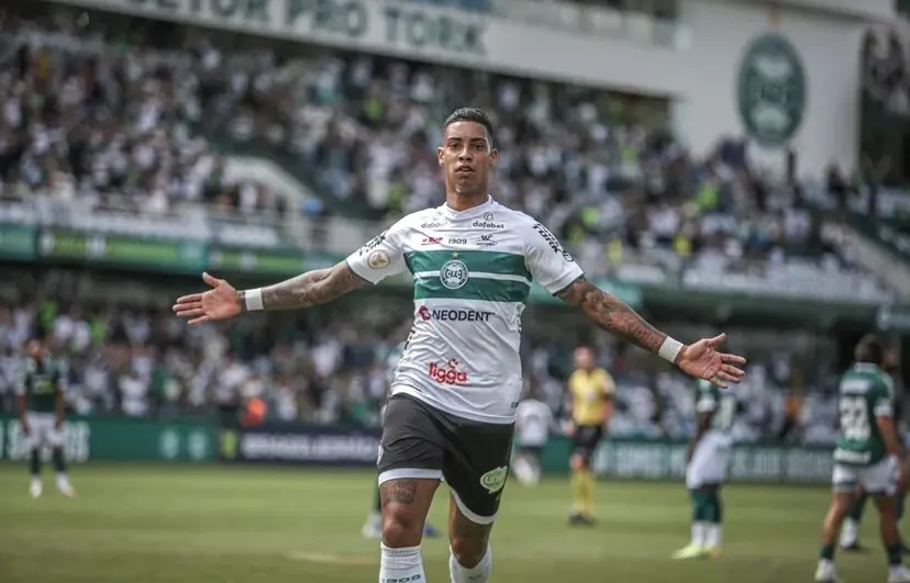 Alef Manga foi decisivo para o Coritiba em 2022, mas enfrentou polêmica que mudou carreira. Foto: Felipe Dalke/Coritiba/Arquivo