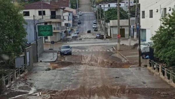 Uma criança de dois anos de idade está desaparecida após ser levada pela enxurrada, em General Carneiro, no sul do Paraná. De acordo com o Corpo de Bombeiros, ela foi arrastada de dentro de casa após a forte inundação que atingiu o município. Conforme os dados do Simepar, o total acumulado de chuvas na cidade desde o início da madrugada desta quinta-feira (7) é de 84,2mm.