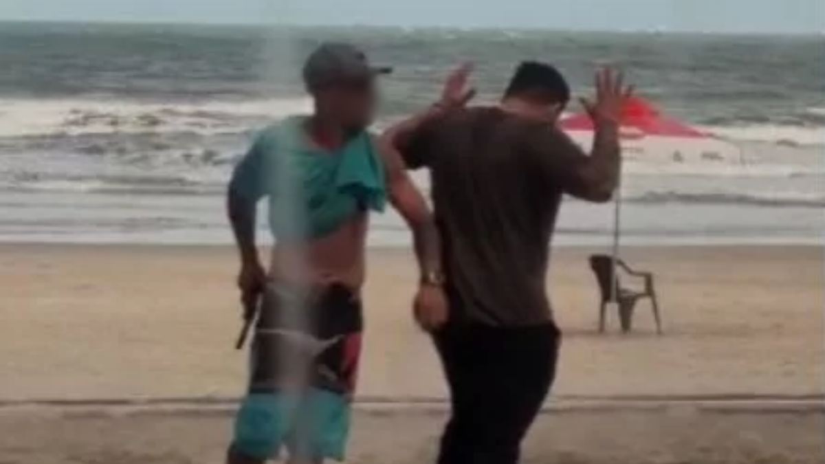 Suspeito armado é surpreendido por guardas em assalto na praia; vídeo