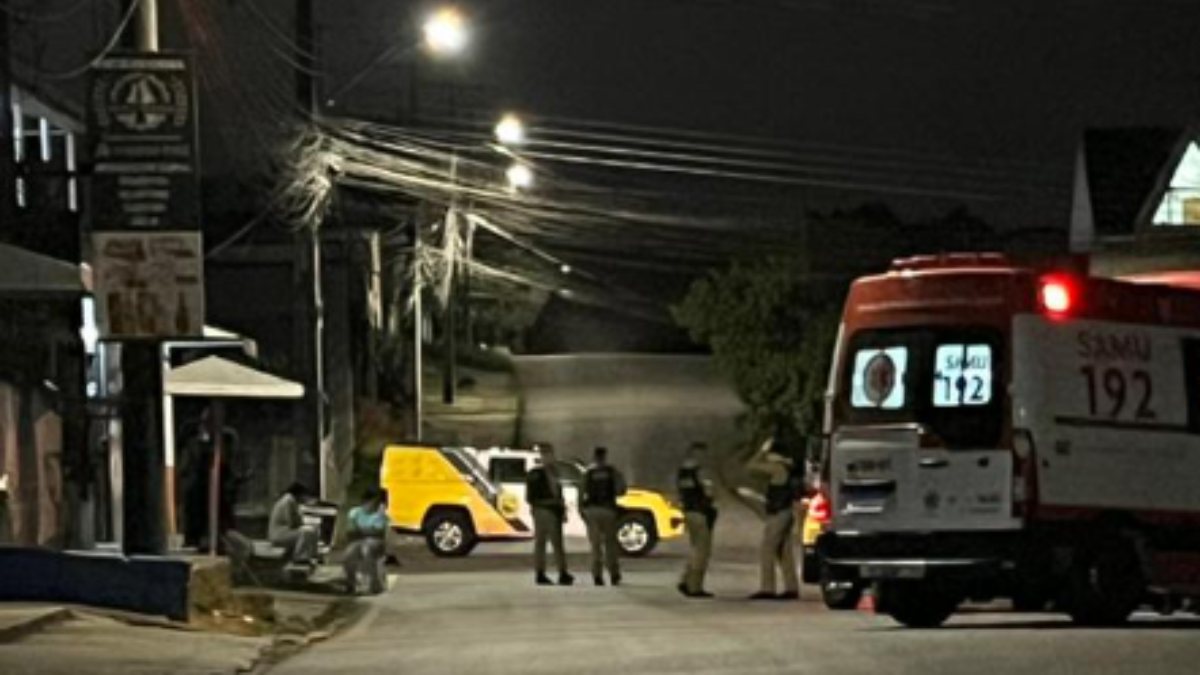 Ataque com mais de 30 tiros em bar deixa homem morto e outro ferido em Curitiba