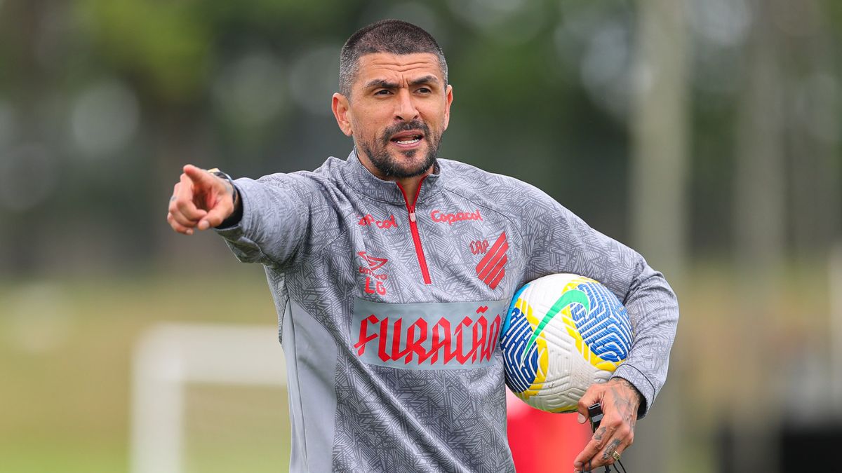 Técnico do Athletico, Lucho González comanda treino e define escalação