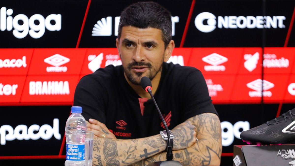 Técnico do Athletico, Lucho González concede entrevista coletiva Vitória São Paulo