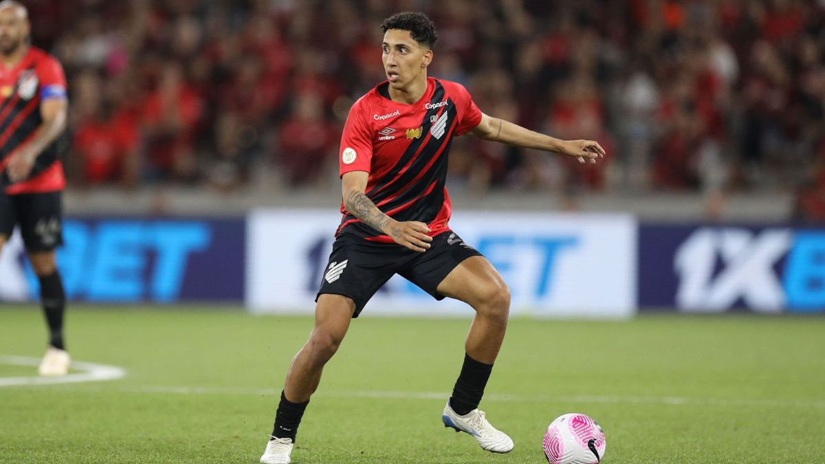 Volante Felipinho com a bola em jogo do Athletico Vitória