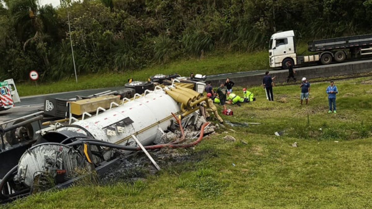 Passageiro morre e motorista fica ferido após caminhão tombar na BR-116, no PR