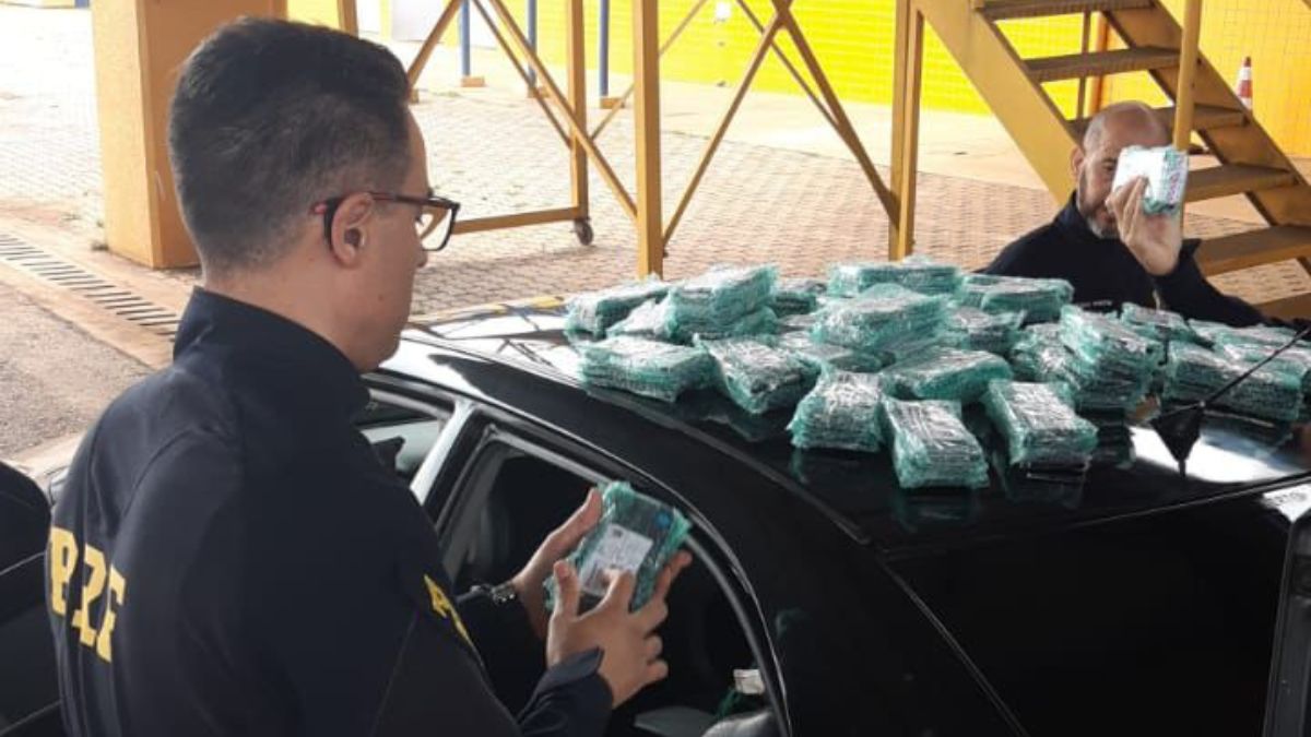 Quase 300 celulares são encontrados em fundo falso de carro no PR