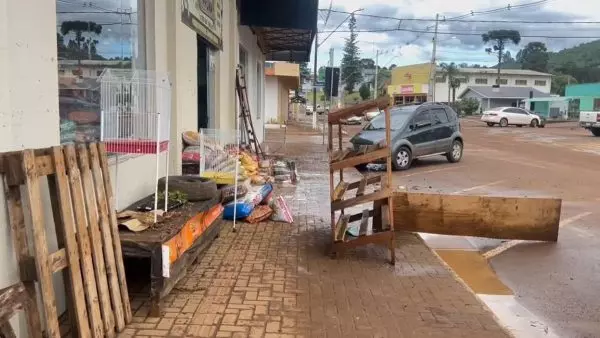 Uma criança de dois anos de idade está desaparecida após ser levada pela enxurrada, em General Carneiro, no sul do Paraná. De acordo com o Corpo de Bombeiros, ela foi arrastada de dentro de casa após a forte inundação que atingiu o município. Conforme os dados do Simepar, o total acumulado de chuvas na cidade desde o início da madrugada desta quinta-feira (7) é de 84,2mm.