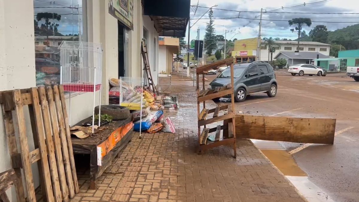 Comerciantes lamentam destruição após enchente no PR: "Perdemos tudo"