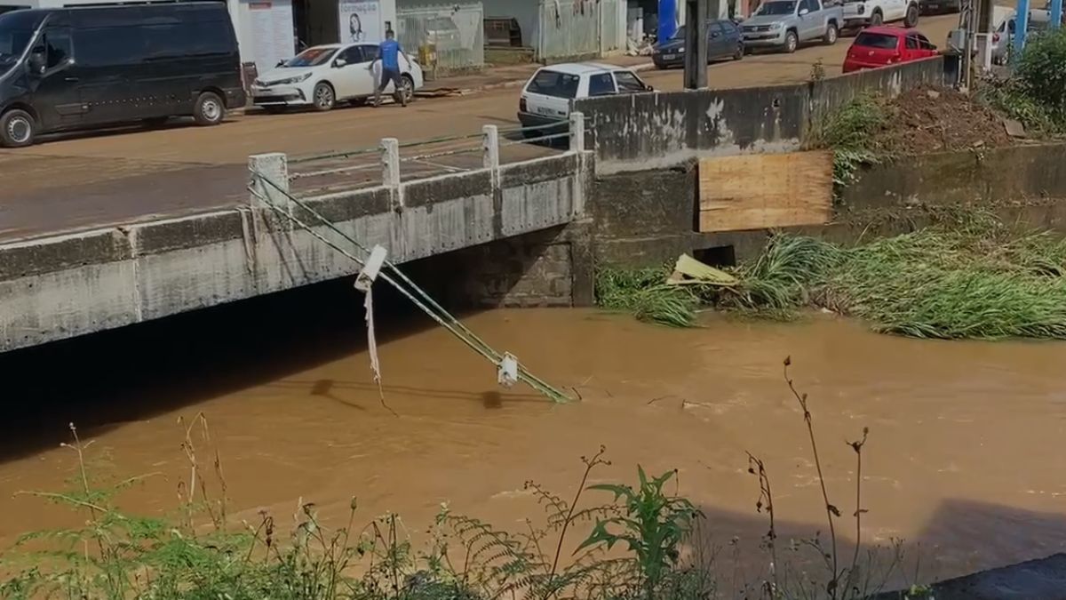 Bombeiros percorrem mais de 2 km no rio em busca de criança levada por enxurrada