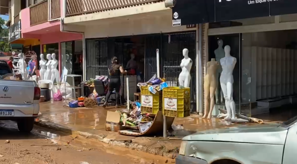 Uma criança de dois anos de idade está desaparecida após ser levada pela enxurrada, em General Carneiro, no sul do Paraná. De acordo com o Corpo de Bombeiros, ela foi arrastada de dentro de casa após a forte inundação que atingiu o município. Conforme os dados do Simepar, o total acumulado de chuvas na cidade desde o início da madrugada desta quinta-feira (7) é de 84,2mm.