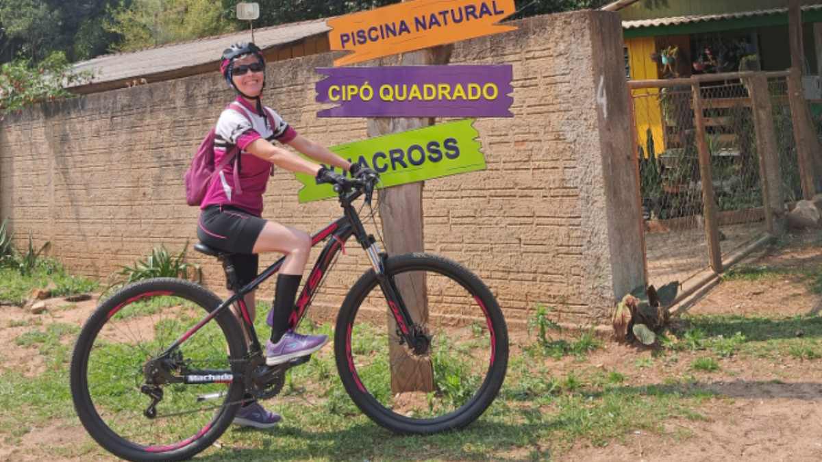 Morte de ciclista que caiu de ponte gera comoção: "Como dói olhar aquela foto"