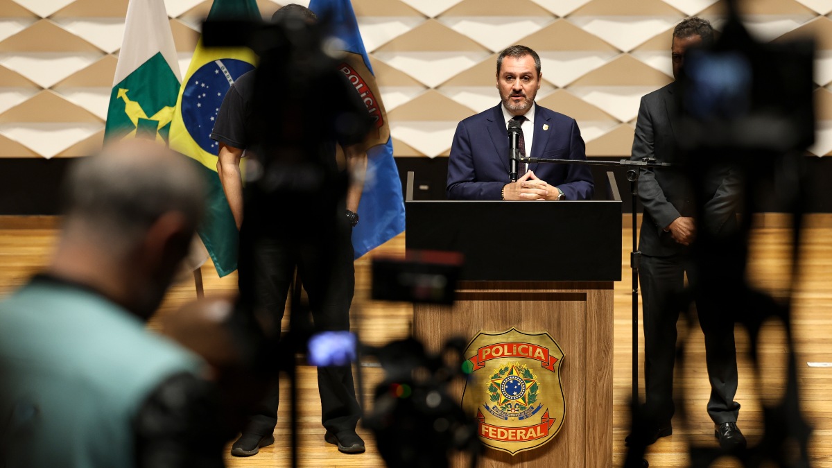 O diretor-geral da Polícia Federal, Andrei Passos, afirmou em entrevista coletiva nesta quinta-feira (14), que as explosões ocorridas na noite de quarta-feira (13), na Praça dos Três Poderes, em Brasília não configuram um "fato isolado, mas conectado com diversas ações que a Polícia Federal tem investigado".