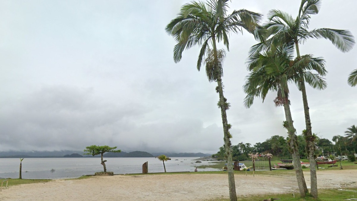 O Corpo de Bombeiros localizou, no início da tarde desta segunda-feira (18), o corpo do adolescente que havia desaparecido no mar em Antonina, no litoral do Paraná, no domingo (17). De acordo com os bombeiros, as buscas começaram logo após o acidente, no local conhecido como Prainha do Cabral. A operação para encontrar o adolescente, de 13 anos, envolveram mergulhadores e até mesmo um helicóptero.