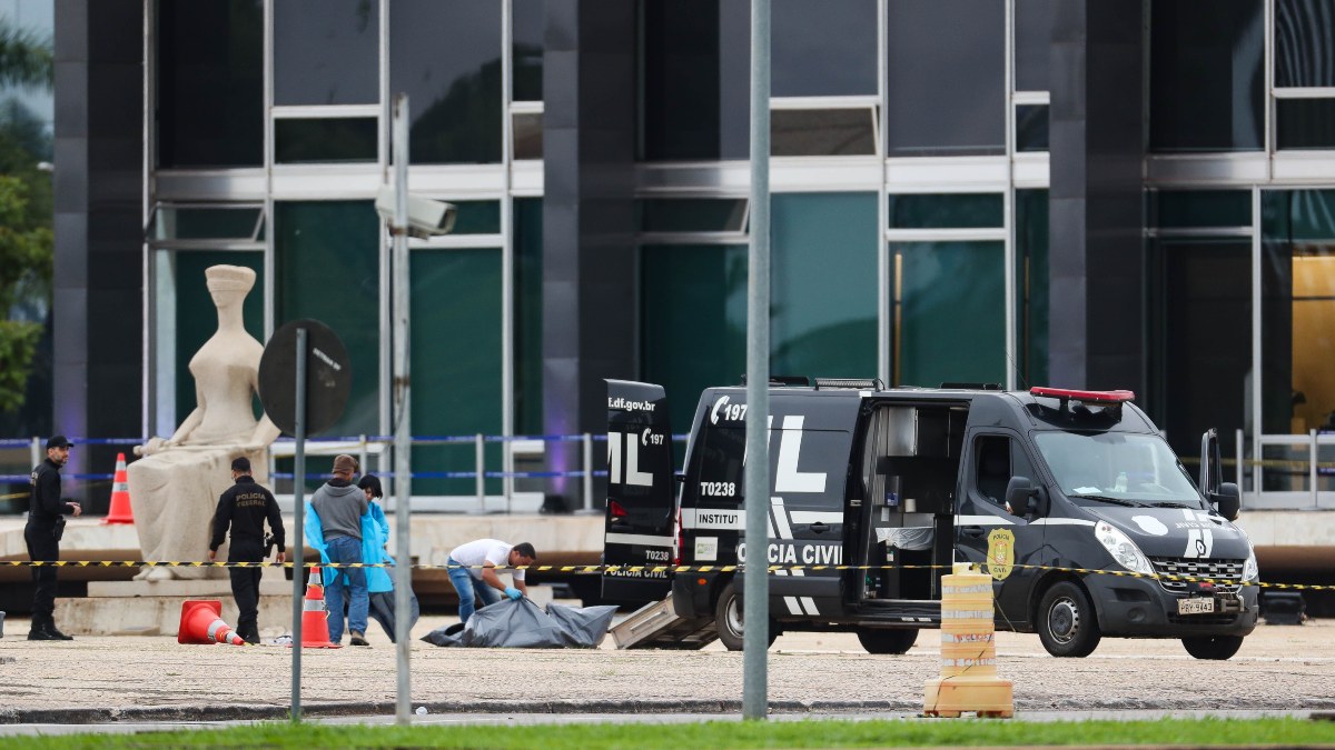 O diretor-geral da Polícia Federal, Andrei Passos, afirmou em entrevista coletiva nesta quinta-feira (14), que as explosões ocorridas na noite de quarta-feira (13), na Praça dos Três Poderes, em Brasília não configuram um "fato isolado, mas conectado com diversas ações que a Polícia Federal tem investigado".