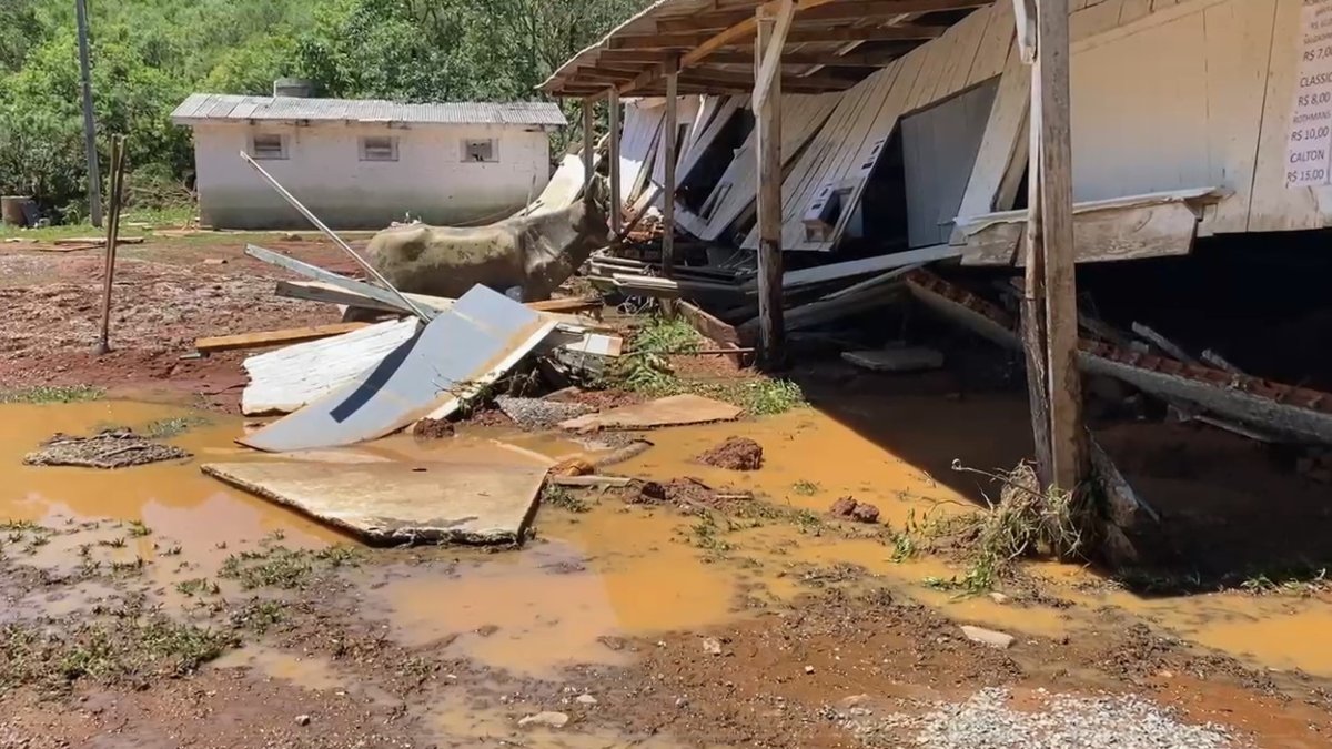 Uma criança de dois anos de idade está desaparecida após ser levada pela enxurrada, em General Carneiro, no sul do Paraná. De acordo com o Corpo de Bombeiros, ela foi arrastada de dentro de casa após a forte inundação que atingiu o município. Conforme os dados do Simepar, o total acumulado de chuvas na cidade desde o início da madrugada desta quinta-feira (7) é de 84,2mm.