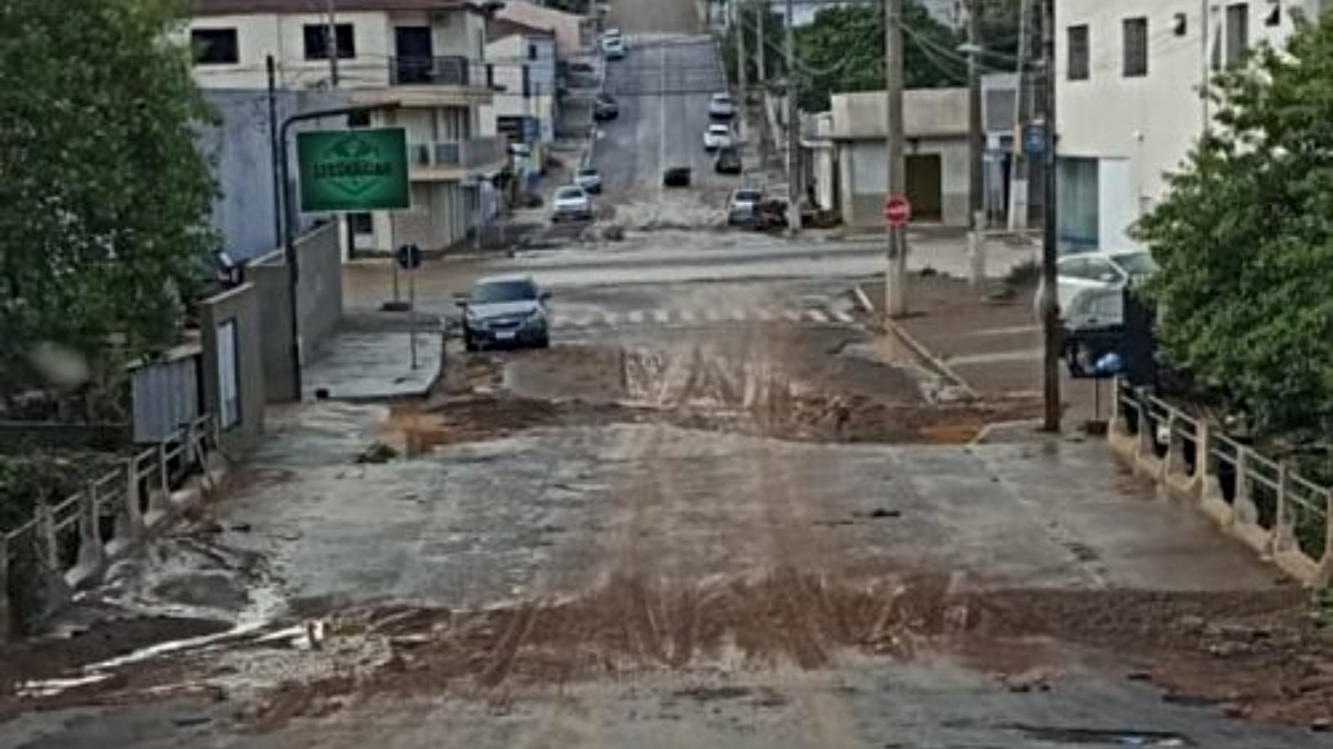 Uma criança de três anos de idade está desaparecida após ser levada pela enxurrada, em General Carneiro, no sul do Paraná. De acordo com o Corpo de Bombeiros, ela foi arrastada de dentro de casa após a forte inundação que atingiu o município. Conforme os dados do Simepar, o total acumulado de chuvas na cidade desde o início da madrugada desta quinta-feira (7) é de 84,2mm.