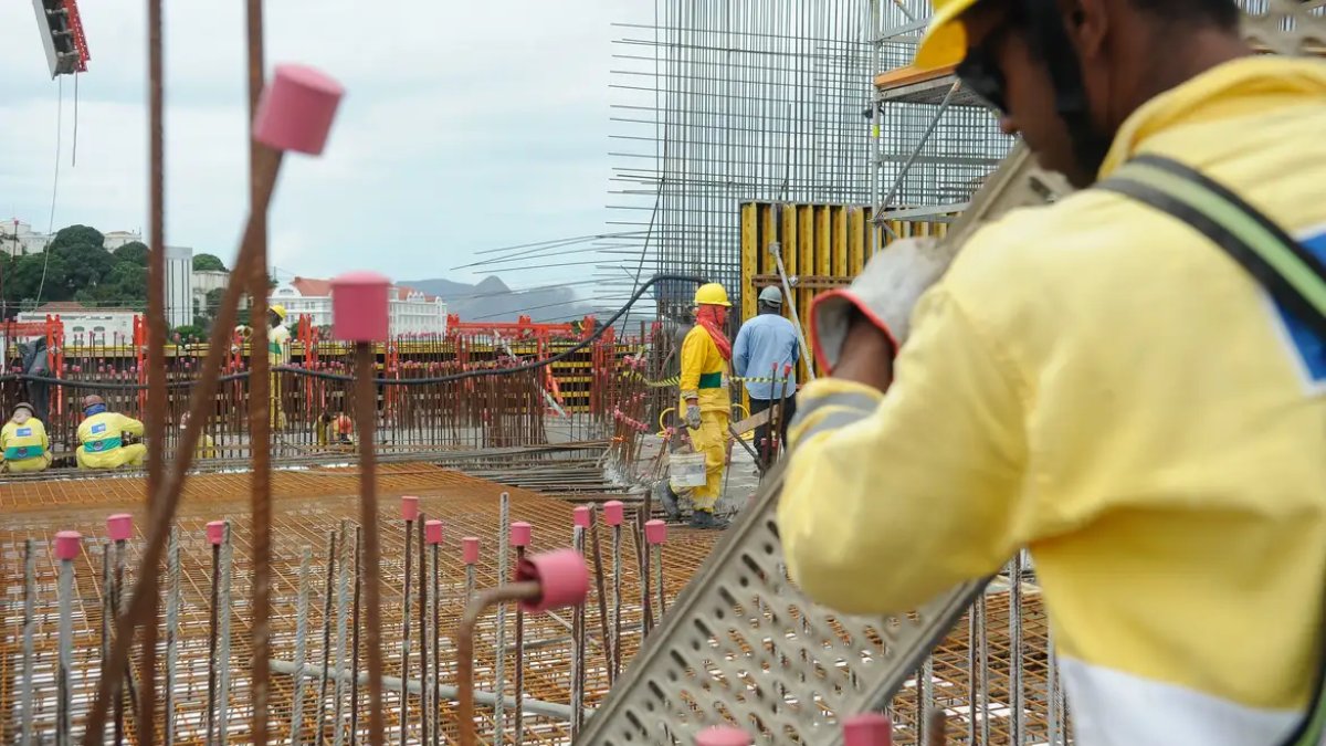 O fim da jornada de trabalho de seis dias trabalhados por um dia de descanso, popularmente conhecida como "jornada 6x1" ganhou destaque nas redes sociais nos últimos dias. A proposta foi o assunto mais discutido pelos internautas na rede social X, antigo Twitter, no domingo (11).