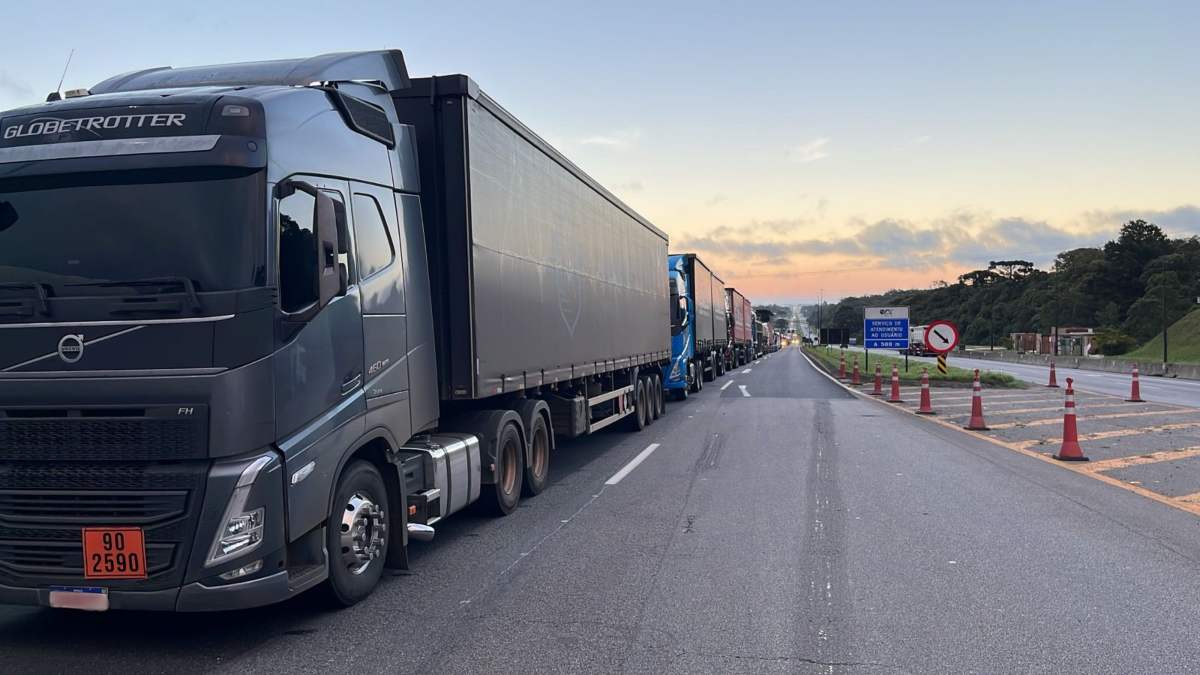 Fila no pedágio por volta das 6h, desta segunda-feira (25), passa de 1 km 