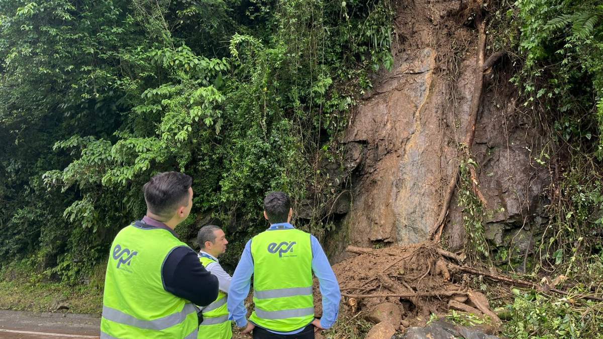 Deslizamento causa interdição na BR-277 