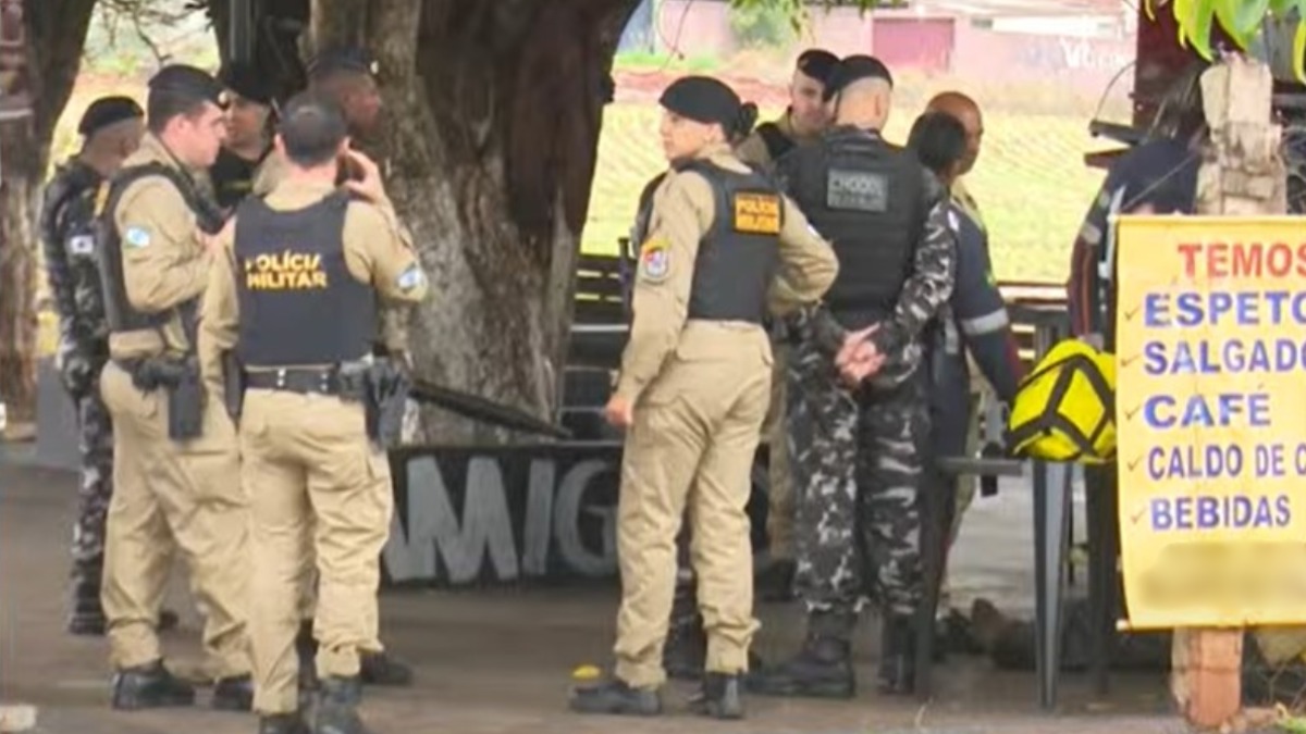 Dois homens morreram após uma troca de tiros dentro de um quiosque, no bairro Jardim Panissa, em Londrina, no norte do Paraná, na manhã desta terça-feira (5). Conforme a Polícia Militar do Paraná (PMPR), um dos homens seria o autor do ataque, e foi baleado após lutar com o seu alvo, que também morreu no local. Os corpos dos dois foram encontrados abraçados, o que comprovaria que houve briga entre eles.